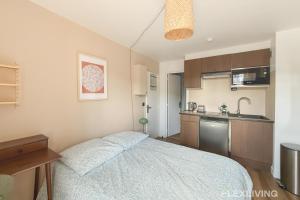 Charming 16m Studio in Paris 20 with shared terrace