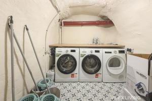 Charming 16m Studio in Paris 20 with shared terrace