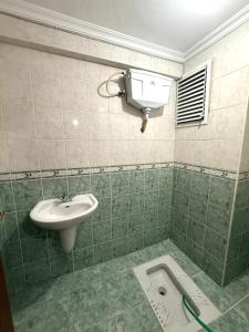 Modern 3-BR Apt w AC & Elevator, Near Metro