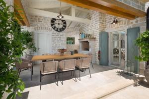 Villa Nevia with pool and sport courts