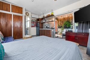 Charming Studio just a Few Blocks from the Beach