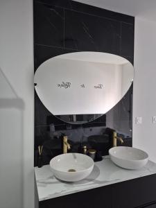 Love Room, balnéo, lit king-size, douche XXL etc