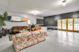 2 Mi to Turtle Creek Casino: Home w Game Room!