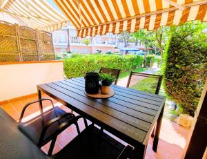 Pool, private garden and beach in the city center