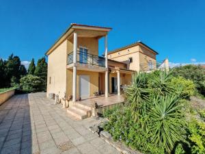 Chambre spacieuse avec bureau et balcon