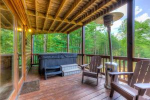 Family Time Cabin - Cozy Outdoor Lounges, Firepit, Hot Tub & Game Room