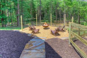 Family Time Cabin - Cozy Outdoor Lounges, Firepit, Hot Tub & Game Room