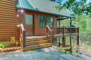 Family Time Cabin - Cozy Outdoor Lounges, Firepit, Hot Tub & Game Room