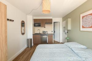 Charming 16m Studio in Paris 20 with shared terrace