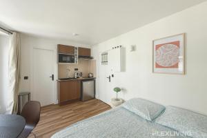 Charming 20m Studio in Paris 20 with shared terrace