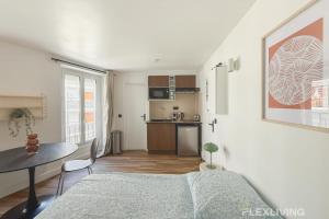 Charming 20m Studio in Paris 20 with shared terrace