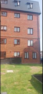 10 mins to Heathrow & 35 mins to LON Waterloo