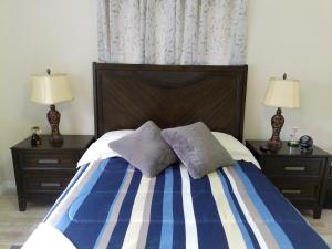 Villa Varona Resort, Heated Pool, Ping-Pong, Pool Table, Fire Pit and Pergola