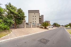 Luxury 3 bedroom Duplex Penthouse with communal swimming pool in Blouberg, Cape Town