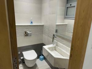 شارع مصدق بجوار نادي الصيد الدقي