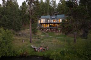 Big Sky Bend - Amazing Riverfront for 12