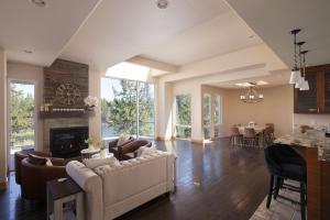 Big Sky Bend - Amazing Riverfront for 12