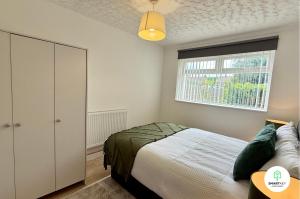 4 Bedroom spacious home with parking sleeps 9