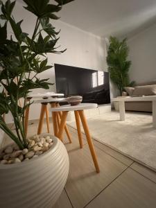 شقه فندقيه خلف نادي الصيد و جامعه الدول تطل علي ميدان بمنطقه راقيه عائلات فقط