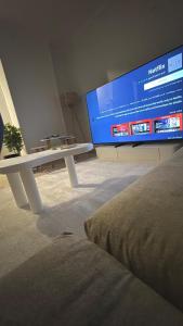 شقه فندقيه خلف نادي الصيد و جامعه الدول تطل علي ميدان بمنطقه راقيه عائلات فقط