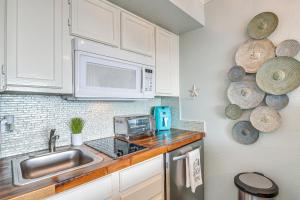 Pool and Hot Tub Access Beachside Galveston Condo!