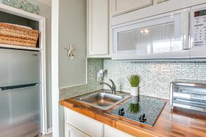 Pool and Hot Tub Access Beachside Galveston Condo!