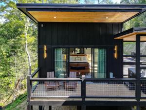 Honeyscape Treehouse HotTub Intimate Getaway Firepit