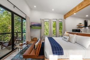 Honeyscape Treehouse HotTub Intimate Getaway Firepit