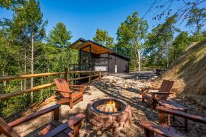 Honeyscape Treehouse HotTub Intimate Getaway Firepit