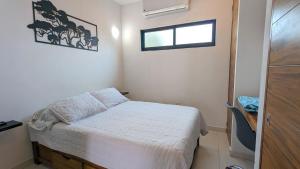 Cozy studio steps from the beach and downtown (3)