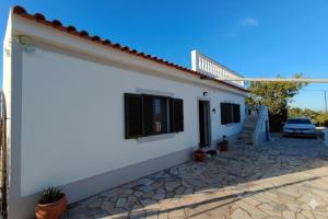 Moradia de Campo Isolada com Piscina a 5km da Praia