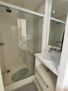 Apartamento com vista para piscina em Angra dos Reis - Condomínio com piscina, bar molhado e marina - Aluguel de Lancha no Local