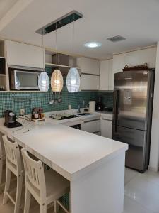 Apartamento com vista para piscina em Angra dos Reis - Condomínio com piscina, bar molhado e marina - Aluguel de Lancha no Local