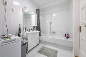 Palazzo Danube - Family Stay - 98 Sqm - AC - Balcony