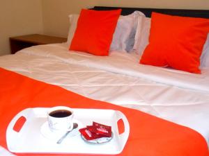 Axis Garden Suites 8-Bedroom Villa Near JKIA & SGR Sleeps 16 Private Garden Retreat in Syokimau
