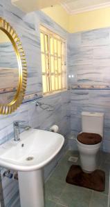 Axis Garden Suites 8-Bedroom Villa Near JKIA & SGR Sleeps 16 Private Garden Retreat in Syokimau