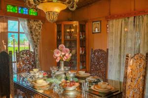 SaffronStays Kingori Houseboat - luxury houseboat with private deck, shikara high tea & lake views