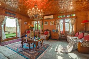 SaffronStays Kingori Houseboat - luxury houseboat with private deck, shikara high tea & lake views