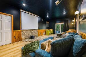 Modern Peaks Hot Tub Sauna GameTheatre Room