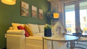 West Hollywood Stylish One Bedroom - Free Parking & Pool & Gym