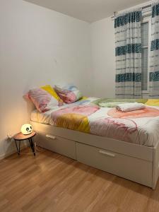 Chambre chez Flore, Versailles Thoiry, France, miniature