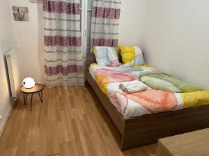 Chambre chez Flore, Versailles Thoiry, France, miniature