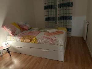 Chambre chez Flore, Versailles Thoiry, France, miniature