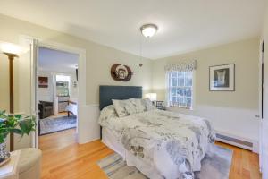 Less Than 1 Mi to Dtwn Salem Apt with Shared Patio and Yard!