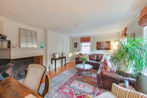 Less Than 1 Mi to Dtwn Salem Apt with Shared Patio and Yard!