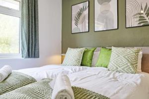 3 Bedroom Property, Free Parking for 3 Vehicles