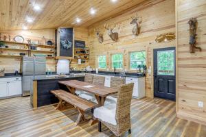 Relax on the River Modern Mountain View Escape!