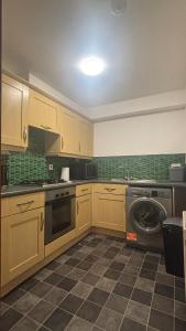 Bright 2 Bed Corner Flat - Great Location