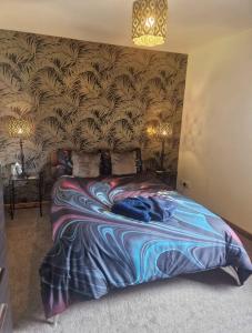 Bright 2 Bed Corner Flat - Great Location