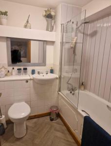 Bright 2 Bed Corner Flat - Great Location